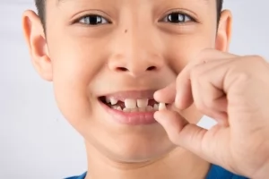 В каком возрасте у ребенка появляются постоянные зубы