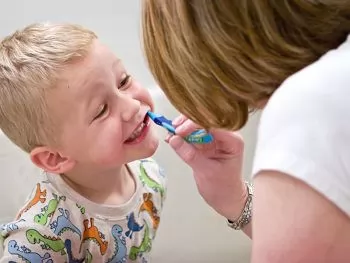 Причины «тетрациклиновых» зубов у маленьких детей